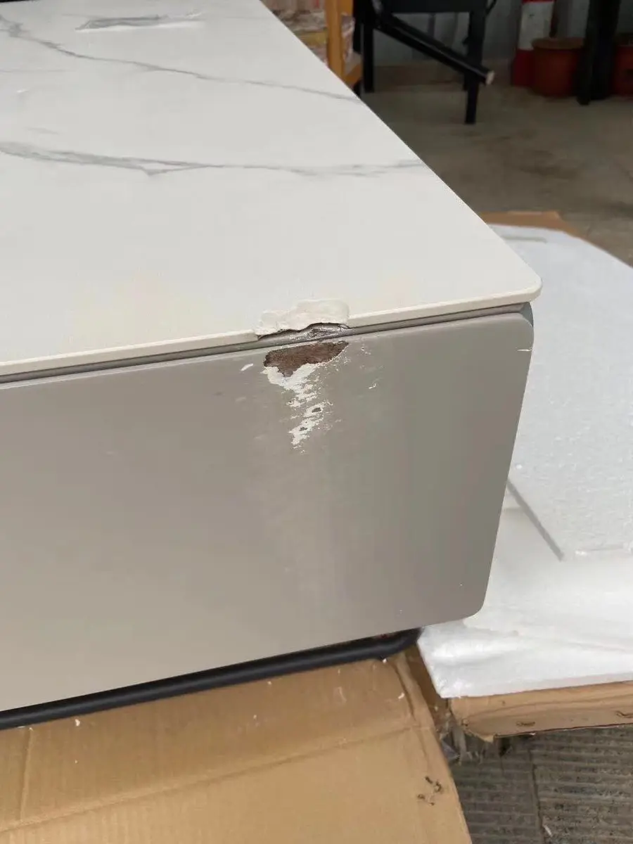 临沂柜体边角磕碰掉漆维修前实拍
